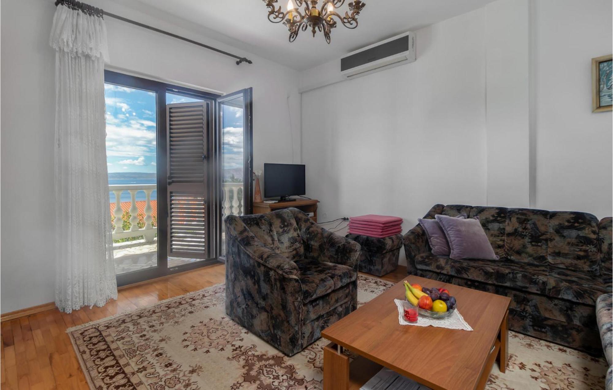 3 Bedroom Awesome Apartment In Нови Винодолски Екстериор снимка